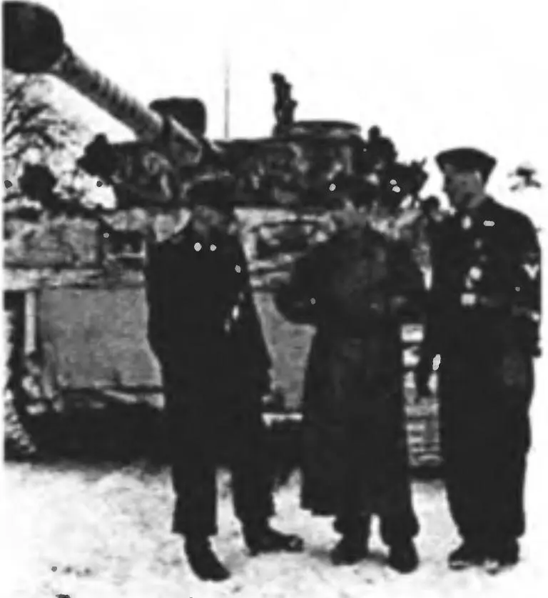 Пайпер беседует с Виттманном и Воллем 19 января 1944 года Лейбштандарт был - фото 74