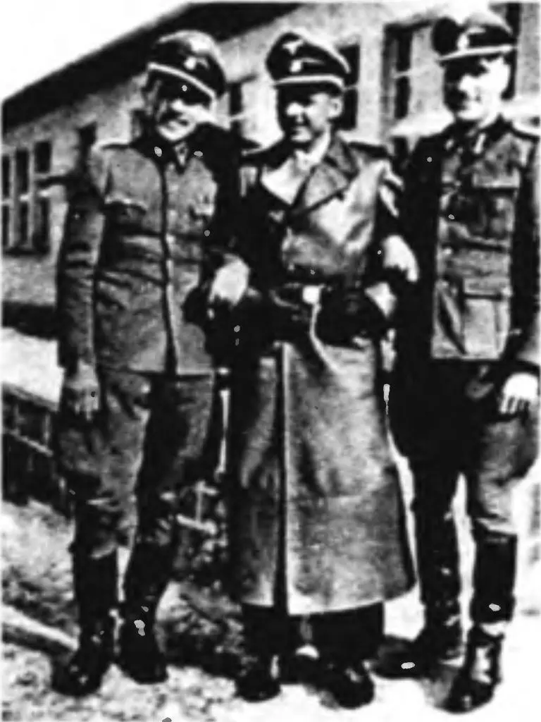 Михаэль Виттманн с офицерами танкового полка Лейбштандарта Между тем в роте - фото 75