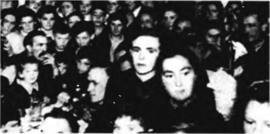 Февраль 1944 года От желающих сфотографироваться с Виттманном и его невестой - фото 84