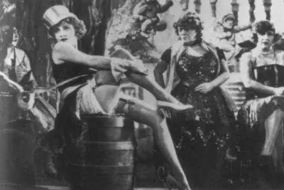 Кадр из фильма Голубой ангел 1930 г На пути в Америку 1931 г - фото 13