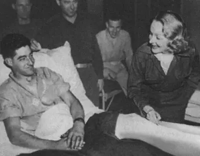 Марлен утешала одним своим появлением В полевом госпитале 1945 г На - фото 41