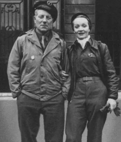 Жан Габен и Марлен Дитрих в освобожденном Париже 1945 г Марлен Дитрих - фото 44