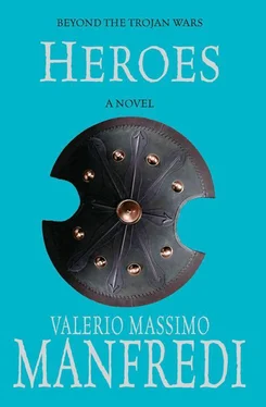 Valerio Manfredi Heroes обложка книги