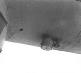 На нижней поверхности хвостовой балки над дверью заднего отсека на вертолётах - фото 121