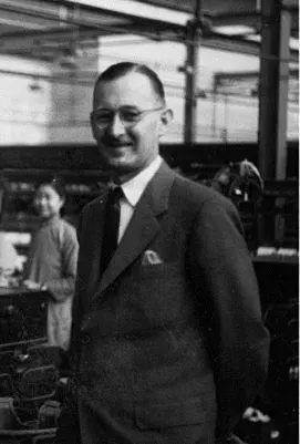My father James Ballard in Shanghai in 1946 decided to work for a science - фото 3