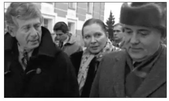 DECEMBER 25 1991 Mikhail Gorbachev walks to his Kremlin office accompanied by - фото 11