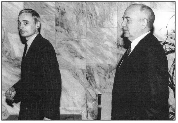 DECEMBER 25 1991 Andrey Grachev leads Gorbachev from real to mock - фото 14