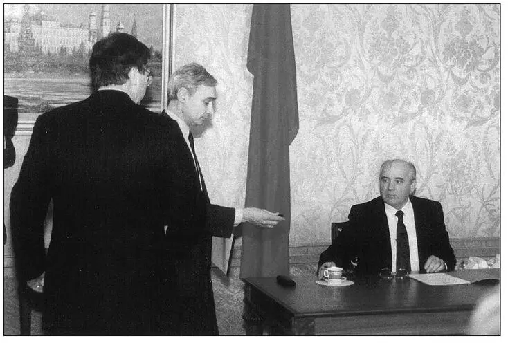 DECEMBER 25 1991 Grachev passes Johnsons Mont Blanc ballpoint to Gorbachev - фото 15