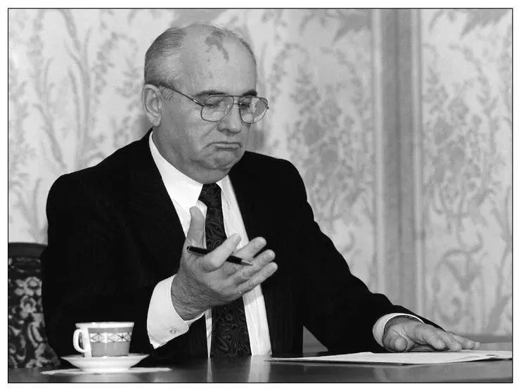 DECEMBER 25 1991 Gorbachev signs resignation documents before his speech - фото 16