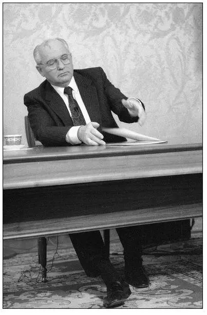 DECEMBER 25 1991 Gorbachev closing the file on his speech and his presidency - фото 18