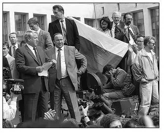 AUGUST 19 1991 Boris Yeltsin flanked by his security chief Alexander - фото 1