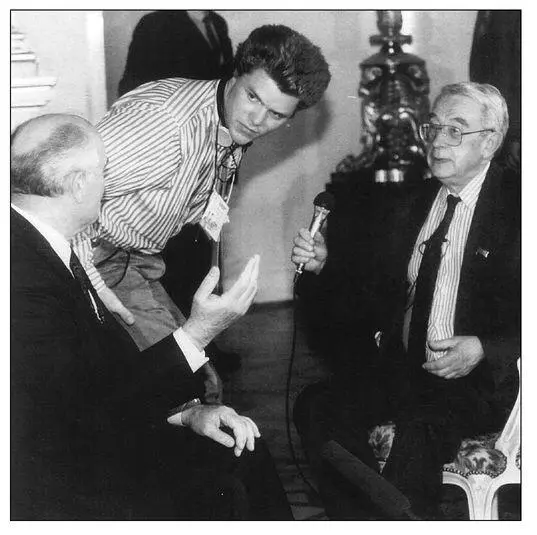 DECEMBER 25 1991 Yegor Yakovlev on right prepares Gorbachev for - фото 19