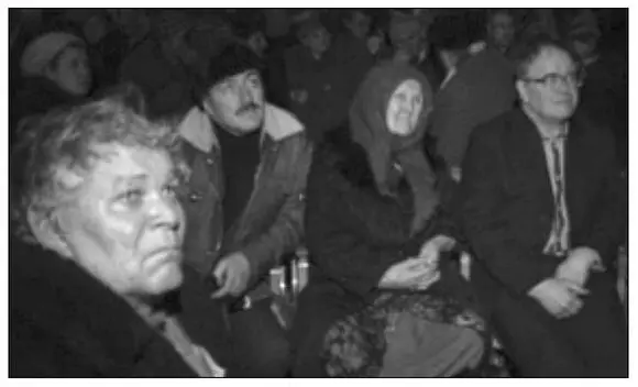 DECEMBER 25 1991 Muscovites watching broadcast of Gorbachevs resignation - фото 20