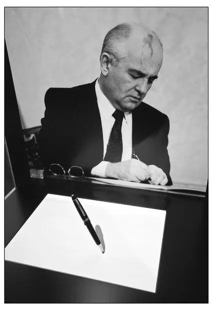 Pen used by Gorbachev to end Soviet Union on display in Newseum in Washington - фото 24