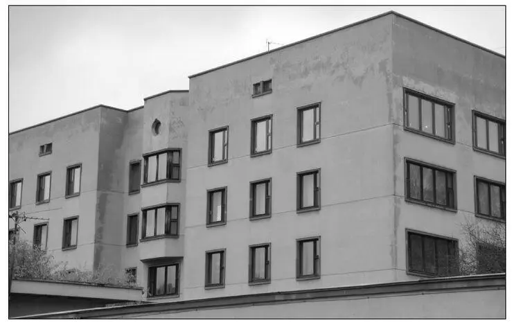 Gorbachevs apartment building in Lenin Hills from which he was evicted the day - фото 25