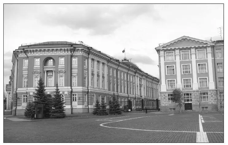 Senate Building today with new Russian flag flying above Gorbachevs former - фото 28