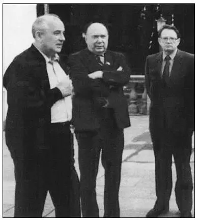 A rare picture of Gorbachev with his chief of staff and betrayer Valery - фото 3