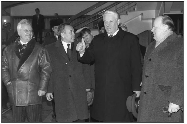 DECEMBER 21 1991 Yeltsin in AlmaAta with from left Kravchuk Nazarbayev - фото 7