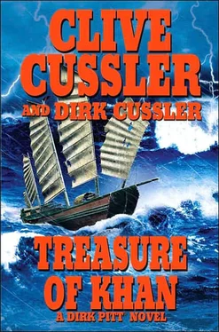 Clive Cussler Treasure of Khan обложка книги