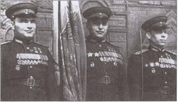 В Д Лавриненков А И Покрышкин AB Алелюхин на параде в Москве 1 мая 1948 - фото 43