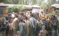 Толпа вокруг недоуменно уставилась на замешавшихся белых людей Уже тянуться - фото 226