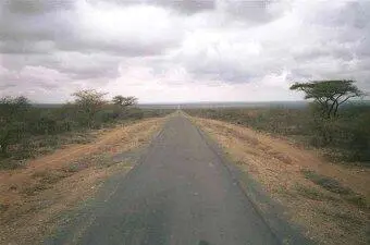 Вот приехали в пограничный город Moyale Кения через овраг Под пограничным - фото 327