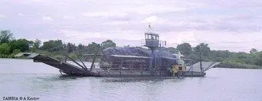 на пароме через Замбези в 70ти километрах выше водопада Виктория они попадают - фото 533