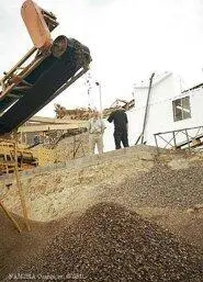 В нескольких излучинах реки выкопали пробные траншеи шурфы а гальку с них - фото 632