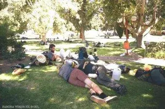 В парке мои друзья уже заждались меня сидя на рюкзаках с ложками в руках - фото 649