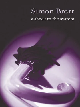 Simon Brett A Shock to the System обложка книги