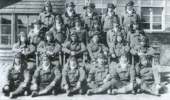 Ивамото с группой пилотов 281го Кокутая на авиабазе Татеяма март 1943 г - фото 7