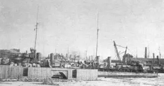 На стоянке в Кронштадте в 1920е гг вверху Меткий в 1922 г в центре На - фото 46