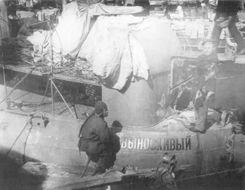 Во время корабельных работ вверху Миноносец Грозовой и канонерская лодка - фото 67