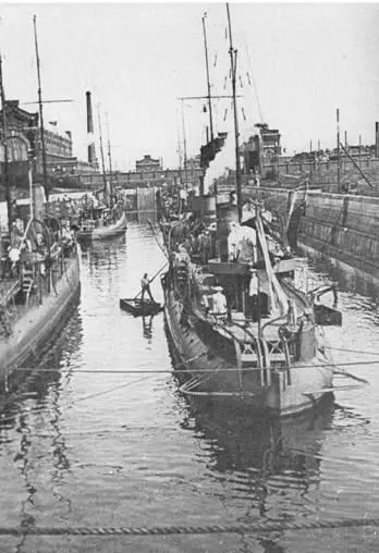 Эскадренные миноносцы Летучий вверху и Лихой слева - фото 91