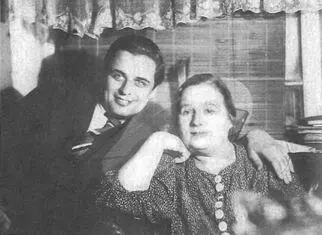 Отец Татьяны Егоровой Николай Михайлович со своей матерью 1935 год Мама - фото 28