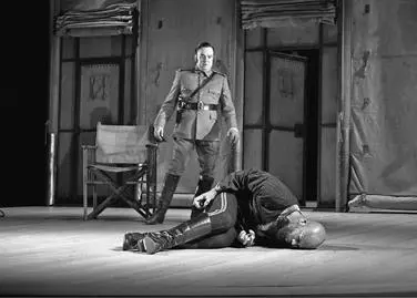 8 Richard McCabes Iago was deliberately cast to be older than Ray Fearons - фото 9