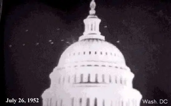 Эскадрилья НЛО сфотографированная в небе над Капитолием в Вашингтоне 1952 год - фото 6
