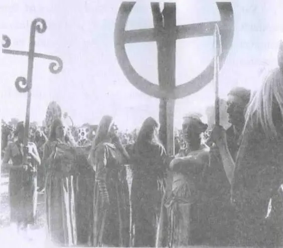 Женщиныгитлеристки облачённые в древние германские одежды жриц направляются - фото 14
