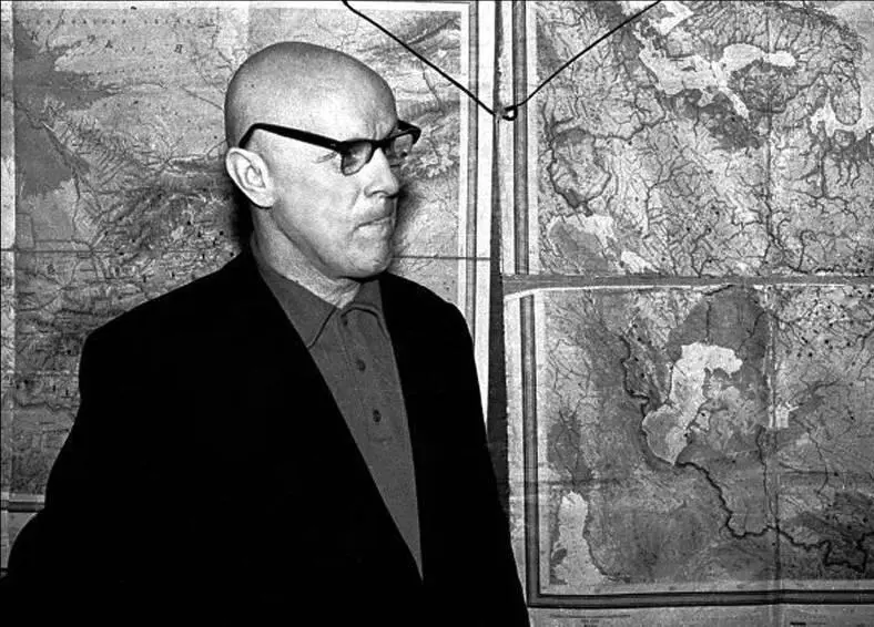Учитель географии Алексей Филиппович Макеев был абсолютно лыс что неизбежно - фото 10