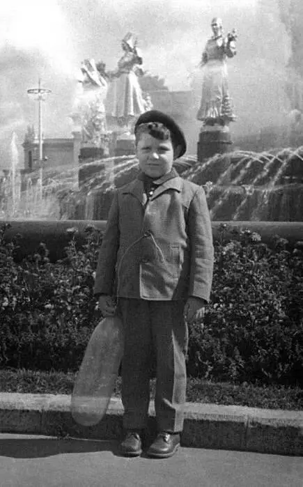 Рос я ребенком задумчивым и покладистым звезд с неба не хватал Фото 1959 г - фото 31