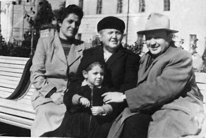 С мамой папой и бабой Розой на Патриарших прудах 1957 г Родители перед - фото 33