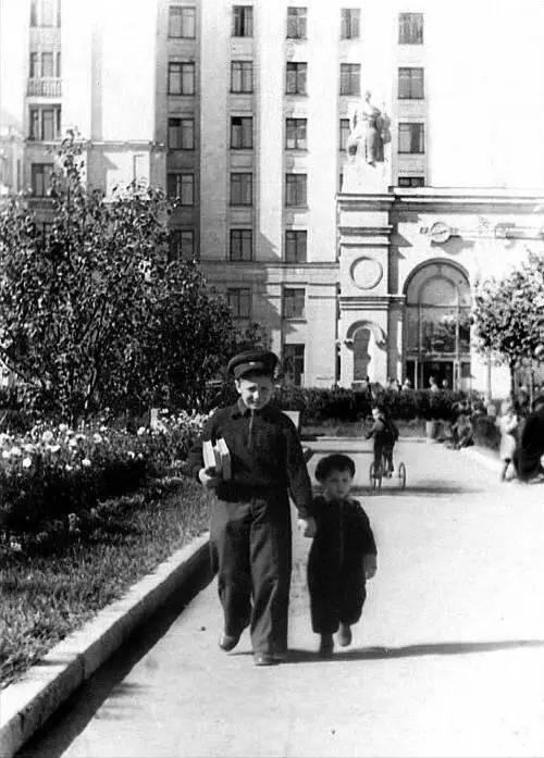 Старший брат все школьные годы был круглым отличником 1957 г Изображая - фото 36