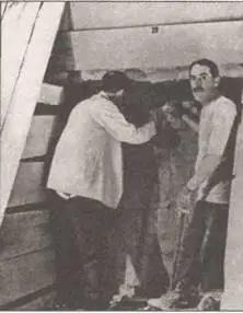 Говард Картер и лорд Карнарвон перед входом в гробницу Тутанхамона 1922 г - фото 73