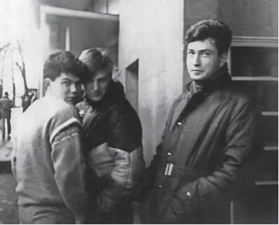 Фото 4 С друзьями юности 1983 г Среди тех накачанных ребят из охраны были - фото 5