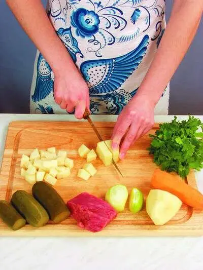 Предварительно очищенный картофель нарезать кубиками Соленые огурцы очистить - фото 147