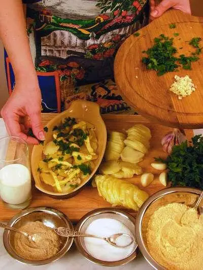 Поверх картофеля выложить в форму нарезанный брусочками сыр нашинкованную - фото 211