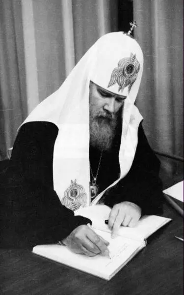 Святейший Патриарх Московский и Всея Руси Алексий II делает запись в памятной - фото 18