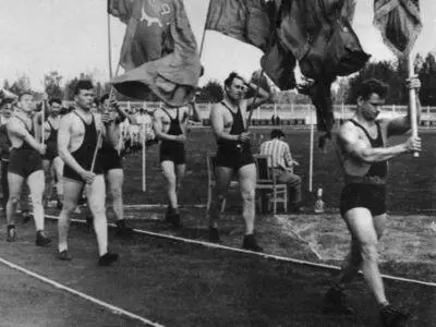 Открытие Первой городской спартакиады 1949 г Летчиккосмонавт Владимир - фото 69