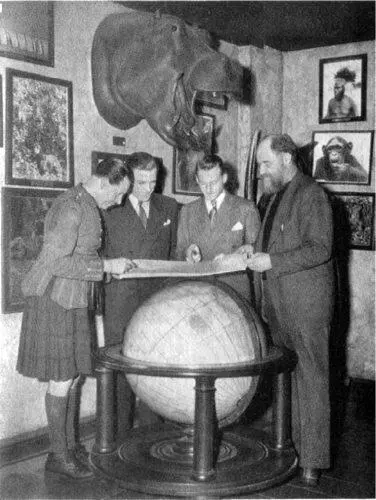 Im Explorers Club in New York wird der Reiseplan vor dem Start besprochen - фото 1
