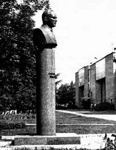 Памятник Н Н Поликарпову на заводе 51 В июне 1984 г вышел Указ Президиума - фото 76